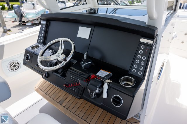 New 2024 Robalo R360  Boat for sale